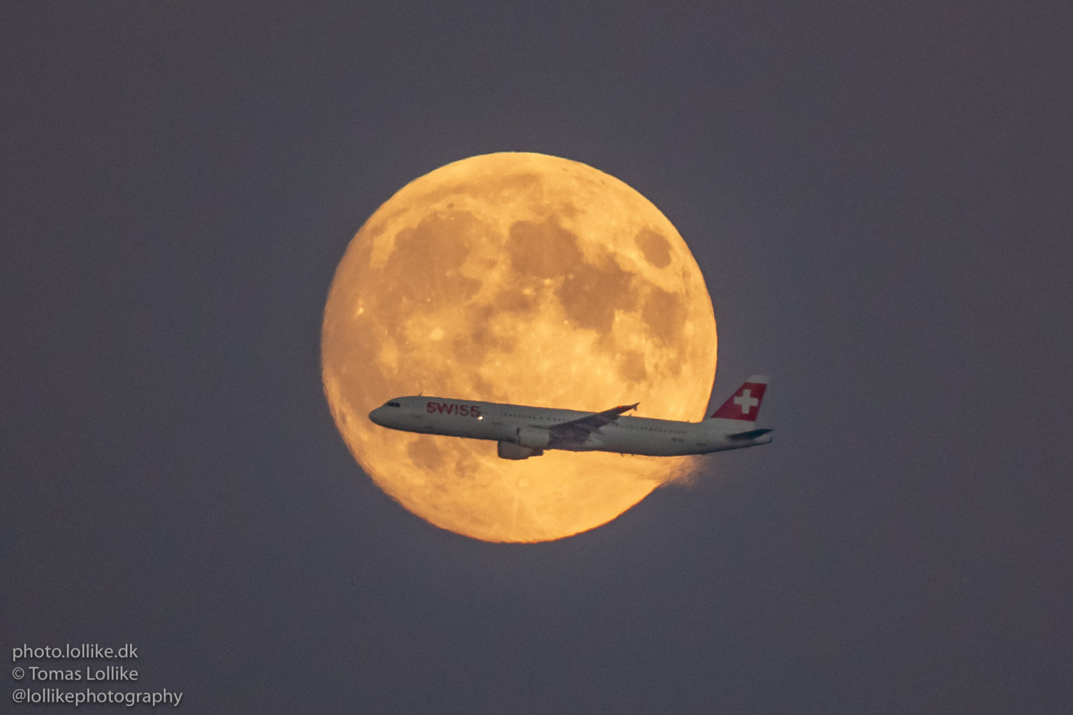 SWISS (HB-IOL) passing the moon shortly after take-off from Copenhagen to Zurich in an Airbus A321 on route LX1273