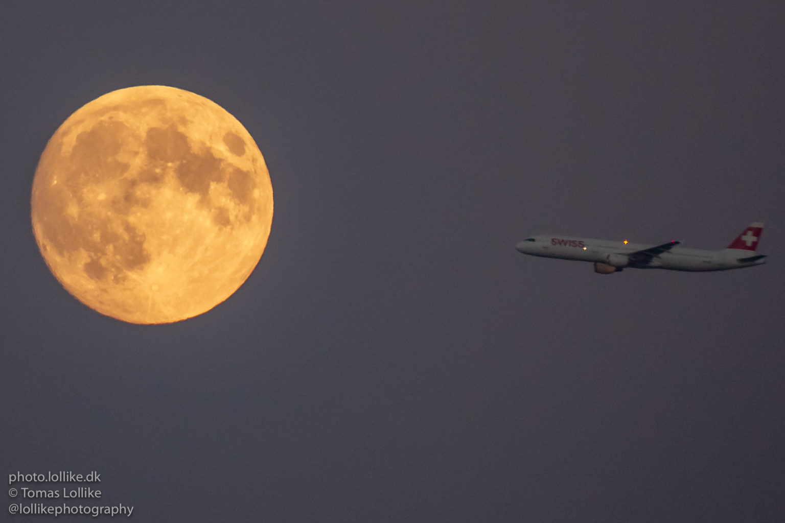 SWISS (HB-IOL) passing the moon shortly after take-off from Copenhagen to Zurich in an Airbus A321 on route LX1273