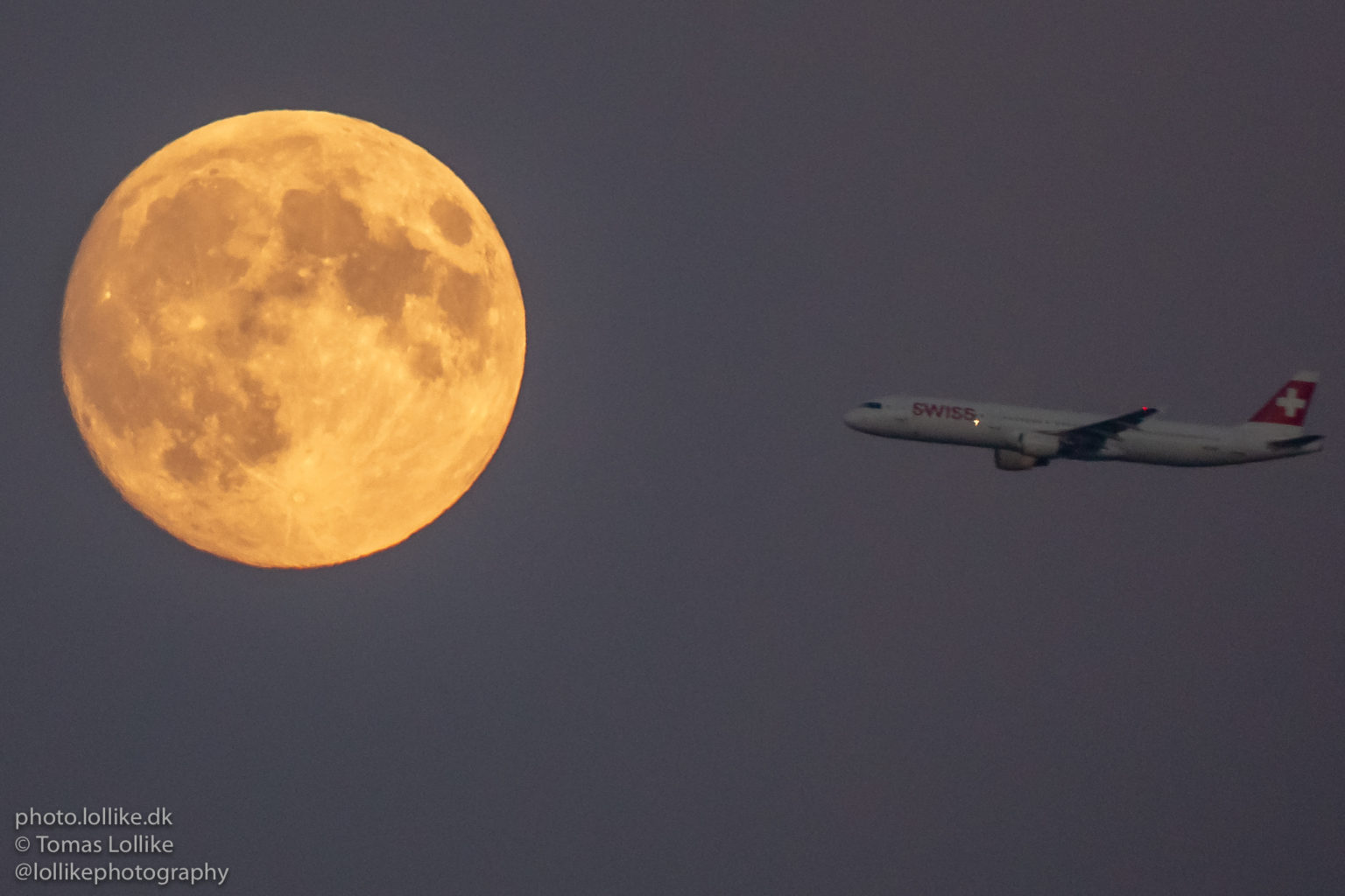 SWISS (HB-IOL) passing the moon shortly after take-off from Copenhagen to Zurich in an Airbus A321 on route LX1273