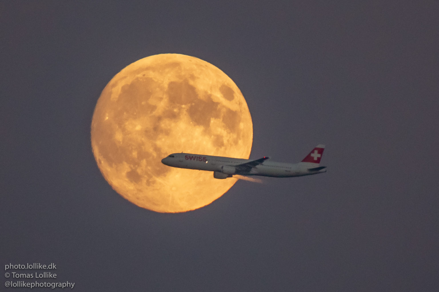 SWISS (HB-IOL) passing the moon shortly after take-off from Copenhagen to Zurich in an Airbus A321 on route LX1273