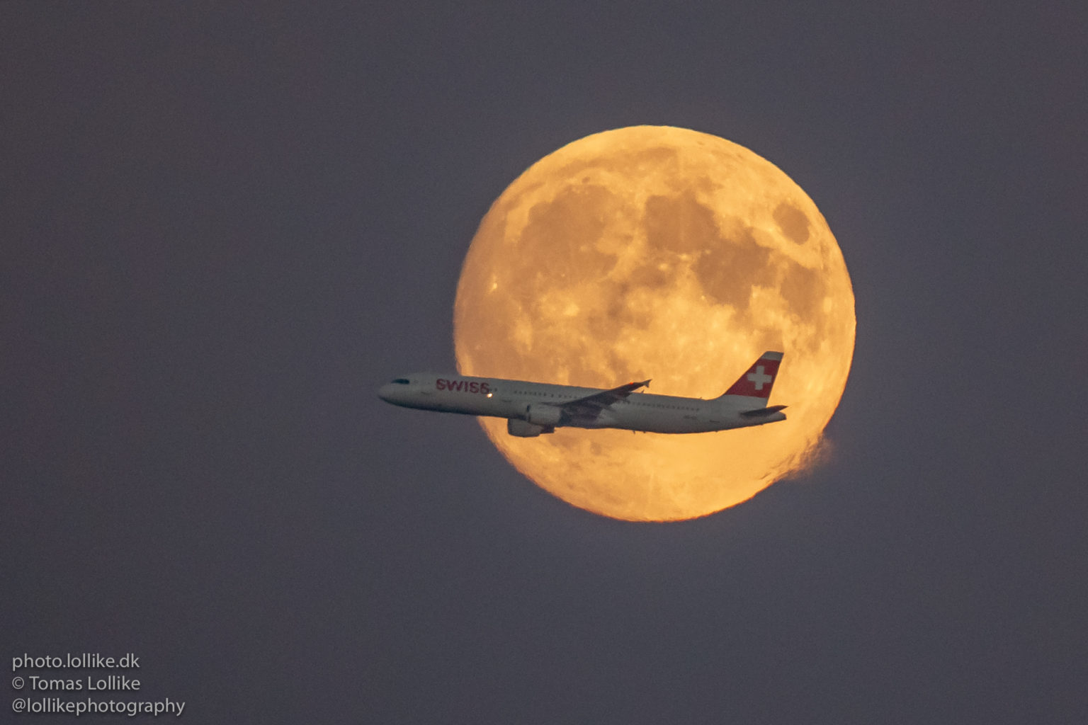 SWISS (HB-IOL) passing the moon shortly after take-off from Copenhagen to Zurich in an Airbus A321 on route LX1273