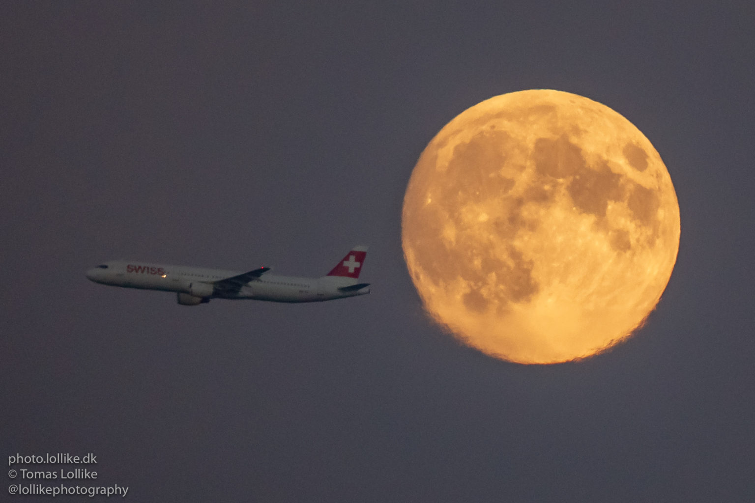 SWISS (HB-IOL) passing the moon shortly after take-off from Copenhagen to Zurich in an Airbus A321 on route LX1273